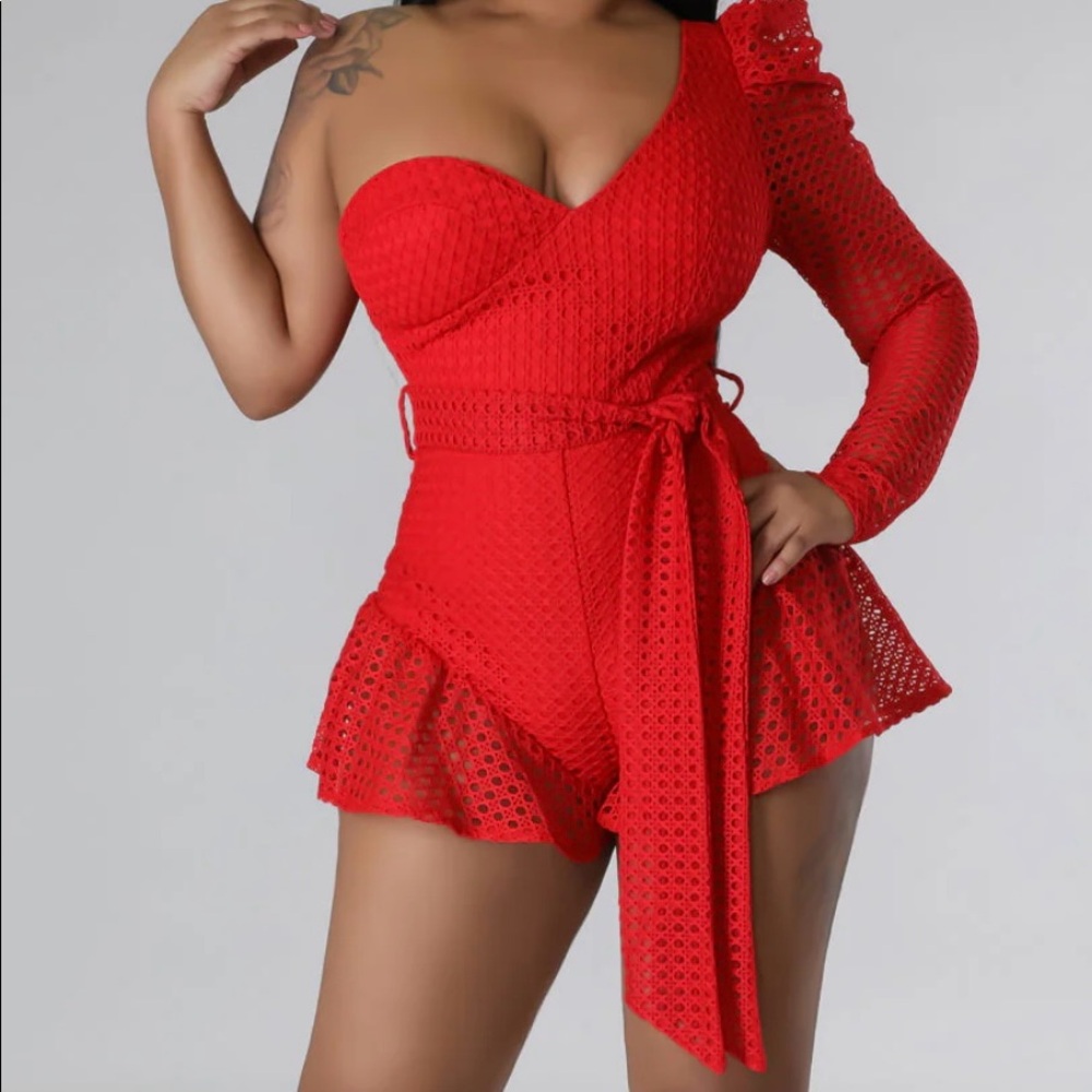 Red one sleeve shoulder ruffled hem romper